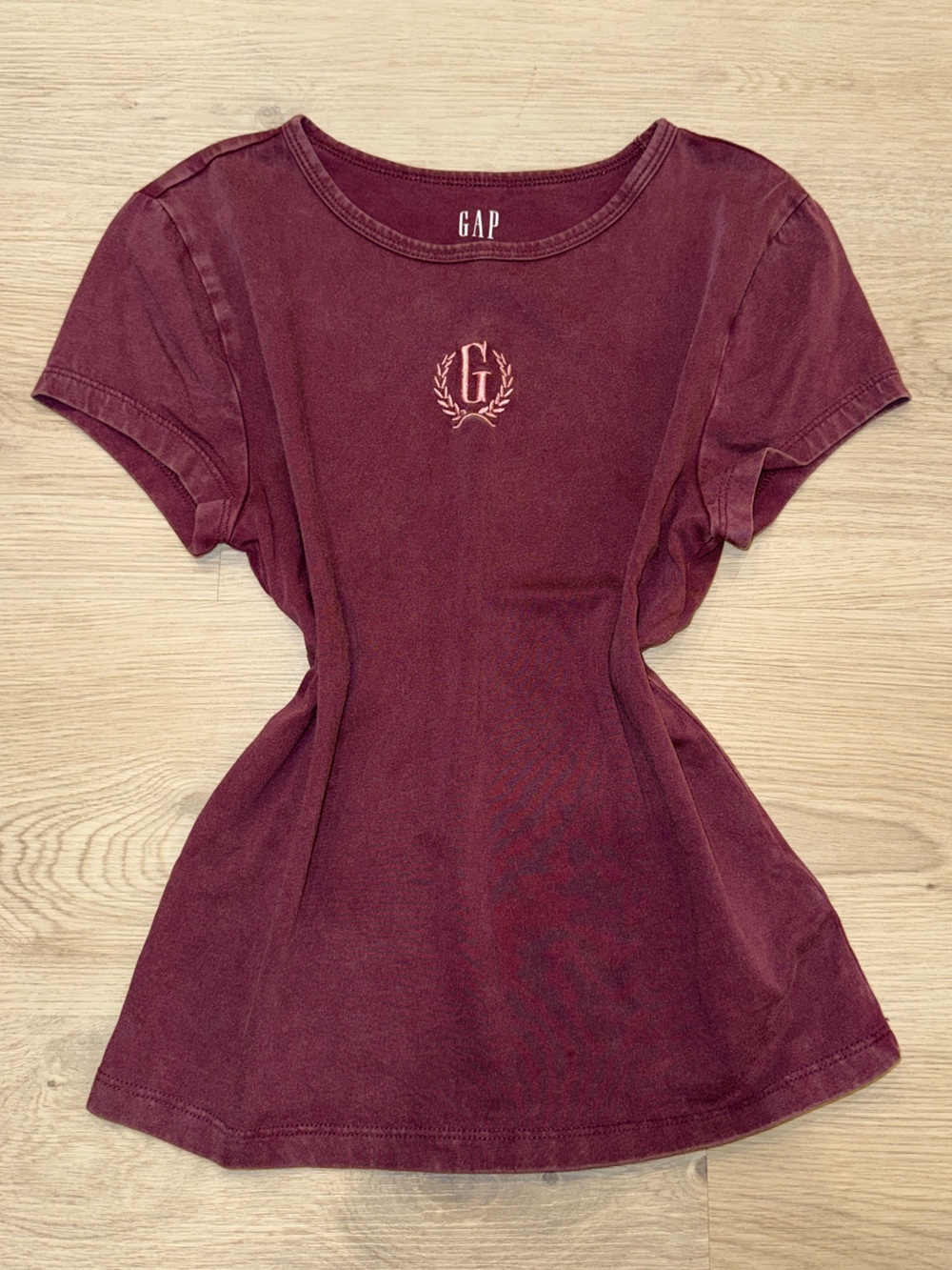Y2K Preppy GAP Women's Short Sleeve Tee in Wine